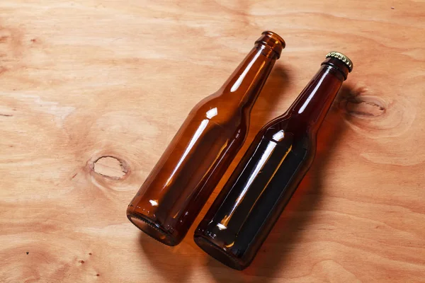 木の上のビール瓶 — ストック写真