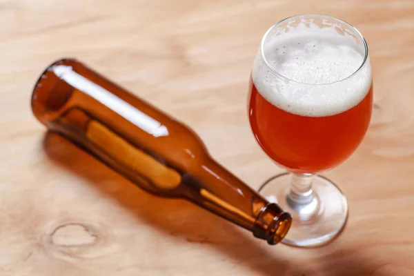Öl glas och flaska på trä — Stockfoto