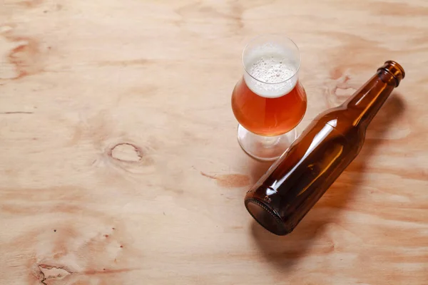 ビール ガラスと木の上にボトル — ストック写真