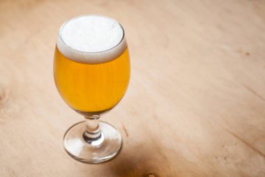 Ahşap üzerine hafif bira