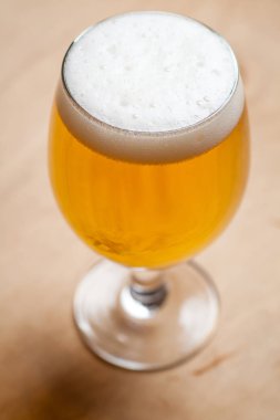 Ahşap üzerine hafif bira
