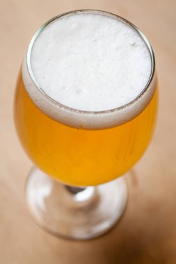 Ahşap üzerine hafif bira