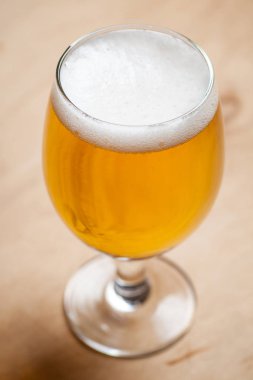 Ahşap üzerine hafif bira
