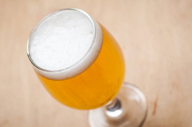 Ahşap üzerine hafif bira