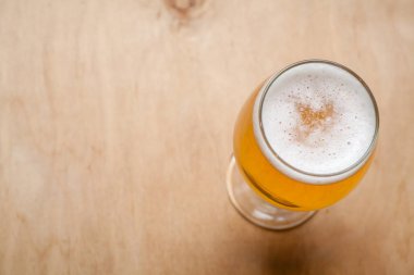 Ahşap üzerine hafif bira