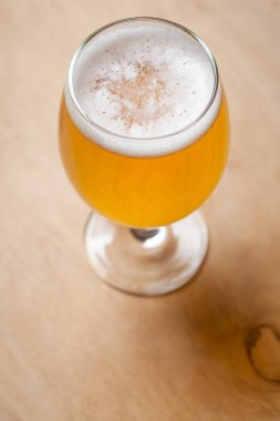 Ahşap üzerine hafif bira