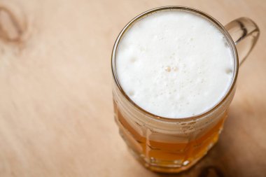 Buğday bira ahşap üzerine bir fincan