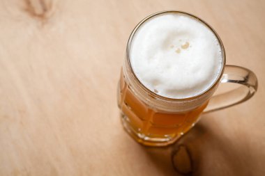 Buğday bira ahşap üzerine bir fincan