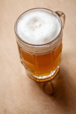 Buğday bira ahşap üzerine bir fincan