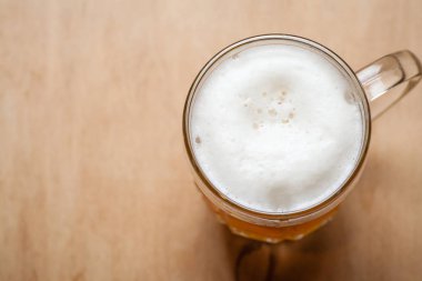 Buğday bira ahşap üzerine bir fincan