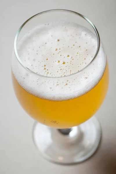 Helles Bier auf grau — Stockfoto