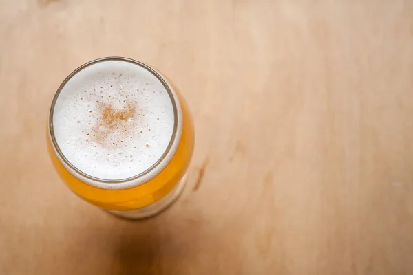 Ahşap üzerine hafif bira — Stok fotoğraf