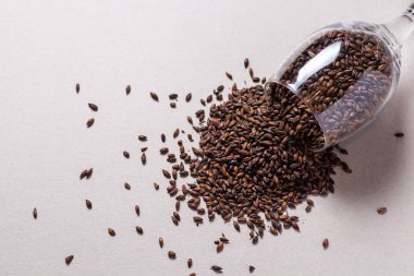 Bir bardak kavrulmuş malt