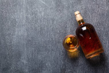 Yazı tahtası üzerinde sert likör