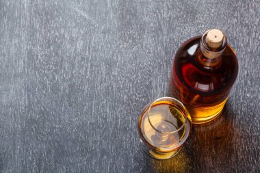 Yazı tahtası üzerinde sert likör