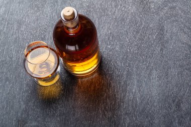 Yazı tahtası üzerinde sert likör