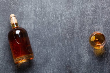 Yazı tahtası üzerinde sert likör