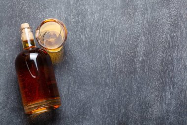 Yazı tahtası üzerinde sert likör