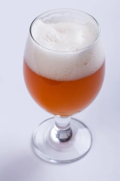 Cerveja sobre branco — Fotografia de Stock