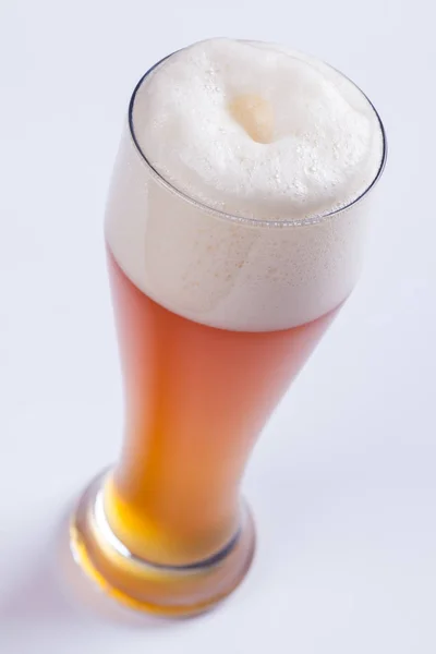 Cerveja sobre branco — Fotografia de Stock