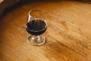 Şişman bir varil üzerinde bardak