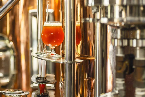 Bardak bira, bir bakır çaydanlık