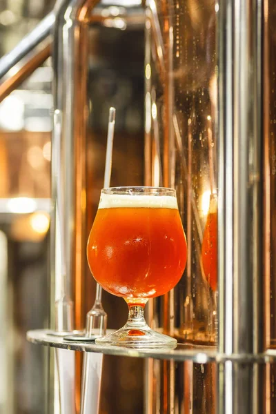 Un vaso de cerveza en una tetera de cobre — Foto de Stock