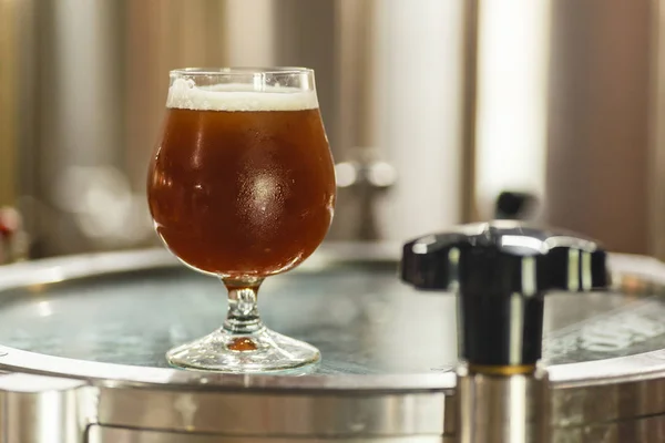 Glas öl på bryggeriet — Stockfoto