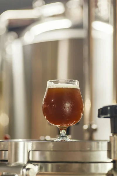 Bicchiere di birra al birrificio — Foto Stock