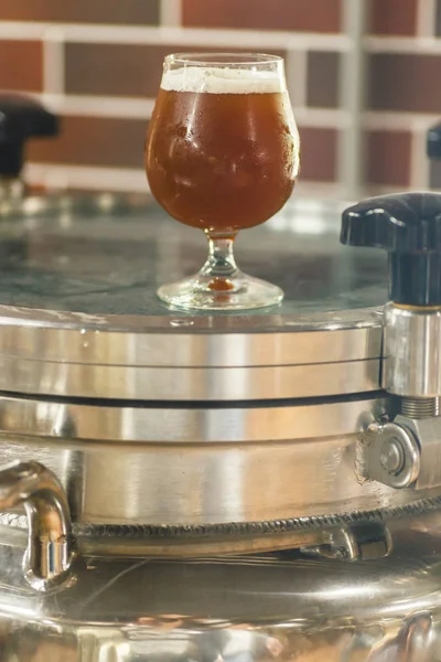 Un vaso de cerveza en la cervecería — Foto de Stock