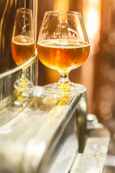 Amber ale på en koppar lauter tun — Stockfoto