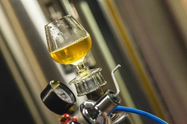 Glas öl på en bensintank — Stockfoto