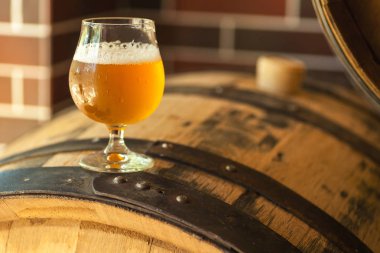 Bir varil üzerinde hafif bira