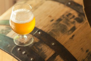 Bir varil üzerinde hafif bira