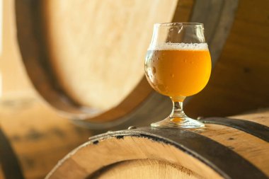 Bir varil üzerinde hafif bira