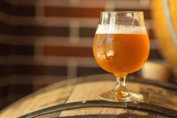 Bière légère sur un tonneau — Photo