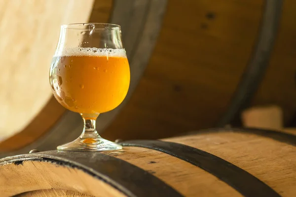 Bir varil üzerinde hafif bira