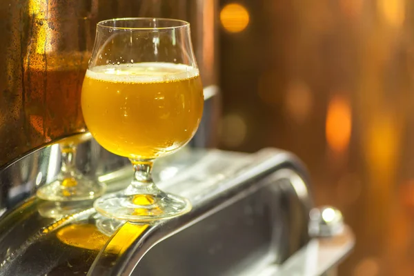 Pale ale i ett bryggeri — Stockfoto
