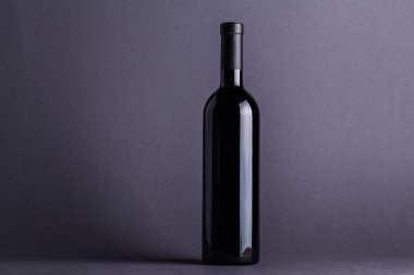 Gri kırmızı şarap şişesinde