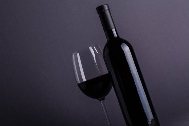 Kırmızı şarap kadehi ve şişe.