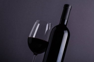 Kırmızı şarap kadehi ve şişe.