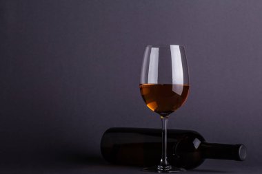 Beyaz Şarap Bardağı ve Şişe