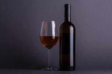 Beyaz Şarap Bardağı ve Şişe