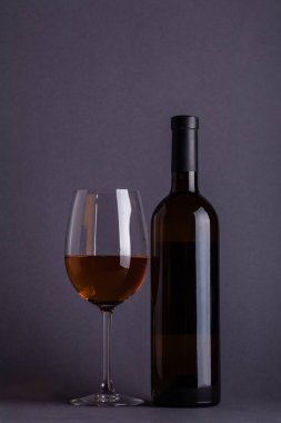 Beyaz Şarap Bardağı ve Şişe