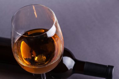 Beyaz Şarap Bardağı ve Şişe