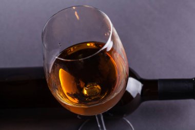 Beyaz Şarap Bardağı ve Şişe