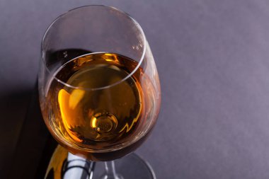 Beyaz Şarap Bardağı ve Şişe