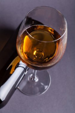 Beyaz Şarap Bardağı ve Şişe