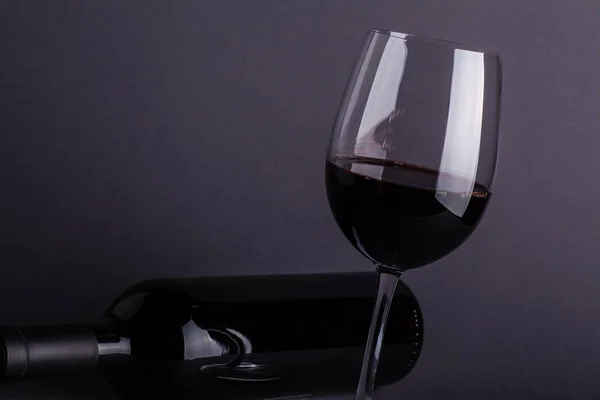 Rött vin glas och flaska — Stockfoto