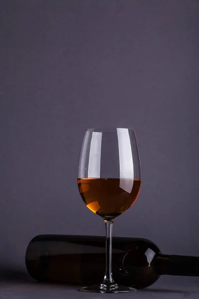 Bicchiere e bottiglia di vino bianco — Foto Stock